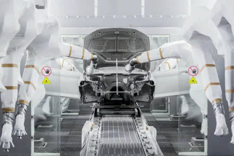 Prada于米兰Prada基金会盛大发布了2026春夏男装系列